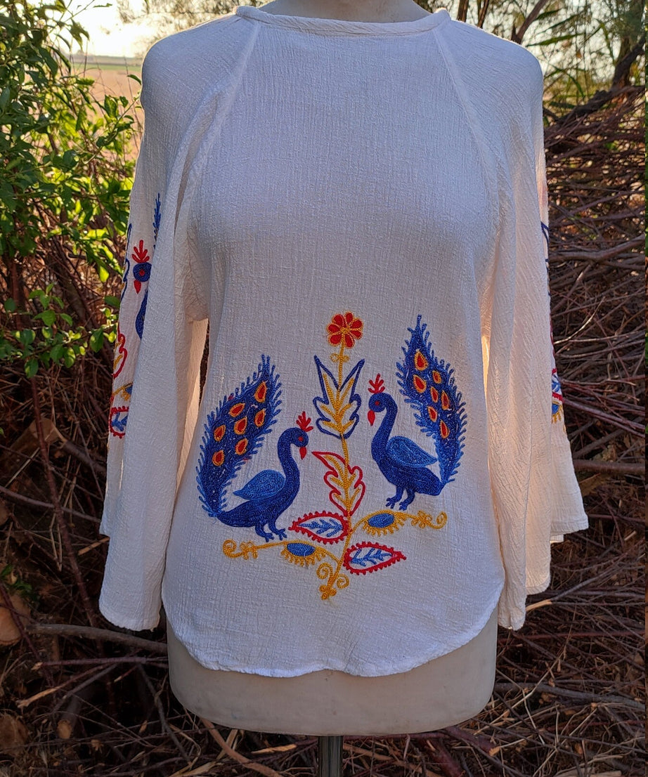 Camicia India anni 70 bianca  ricamata  pavoni S/XS